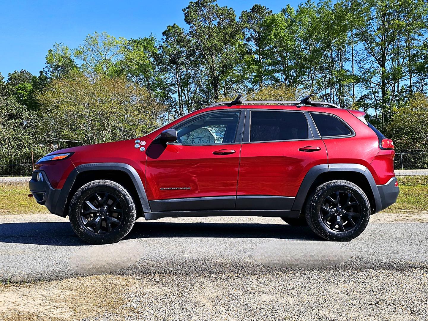 2014 Red Jeep Cherokee Trailhawk 4WD (1C4PJMBS2EW) with an 3.2L V6 DOHC 24V engine, 9-Speed Automatic transmission, located at 18001 Kellogg Rd, Saucier, MS, 39574, (228) 832-1441, 39.421459, -76.641457 - Photo#30